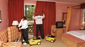 Perfect Cleaning personas aspirando cortinas